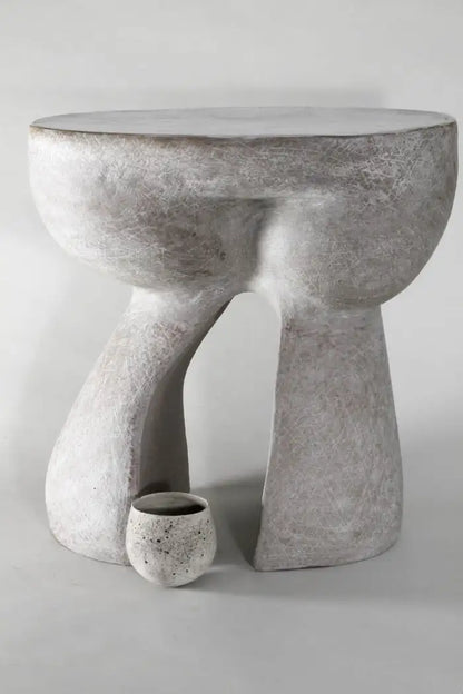 perché polyresin side table